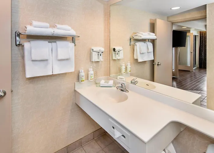 Grand Hotel & Conference Centre Calgary Airport, An Ascend Collection Hotel